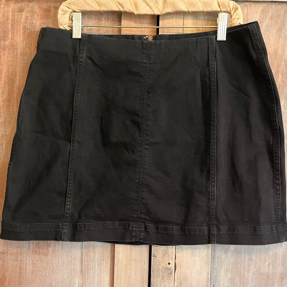 WILD FABLE GUC  Black stretch skirt  Zipper back Size 16